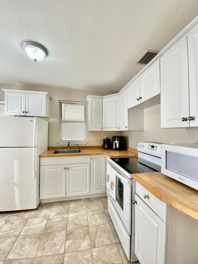 Two Fully Equipped Apartments And A Studio 5 Miles From The Beach Сент-Пітерсбург Екстер'єр фото